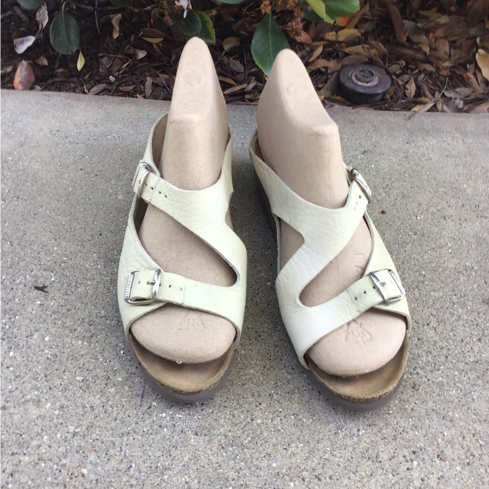 Mephisto size 41 Women's Cream Leather Buckle Sandals